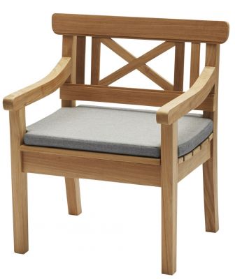 Drachmann Stuhl aus Teakholz mit grauem Sitzkissen für den Außenbereich von Skagerak.